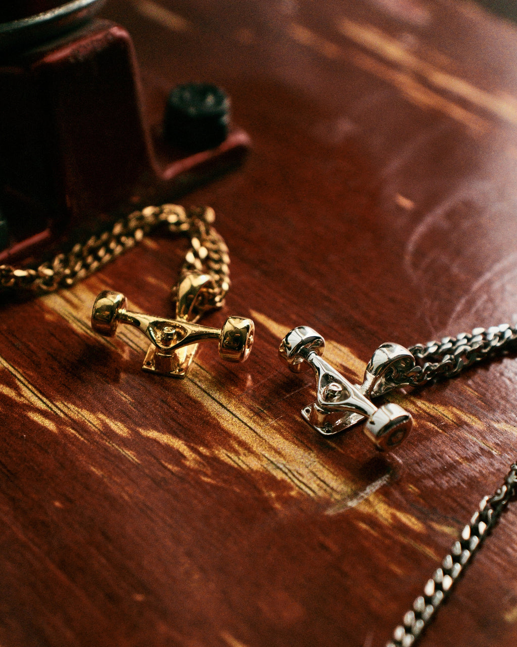 Skateboard Truck w/Wheels Pendant (Silver)